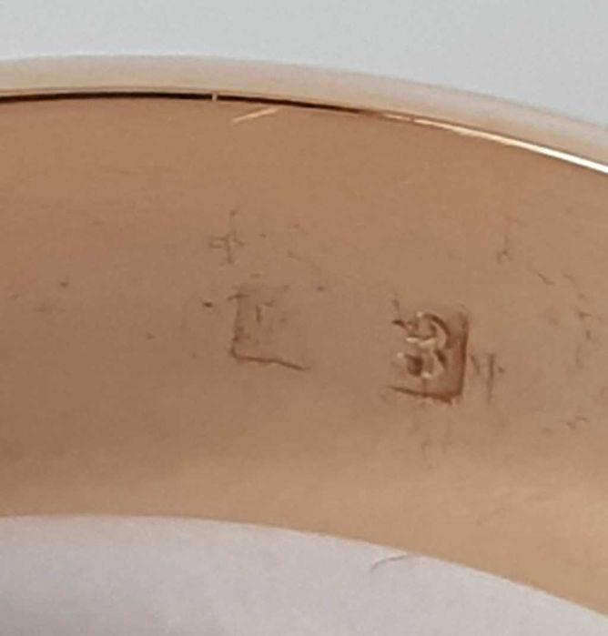 Złoty sygnet próby 3 z diamentem około 0,13 ct z lat 1920 / 31