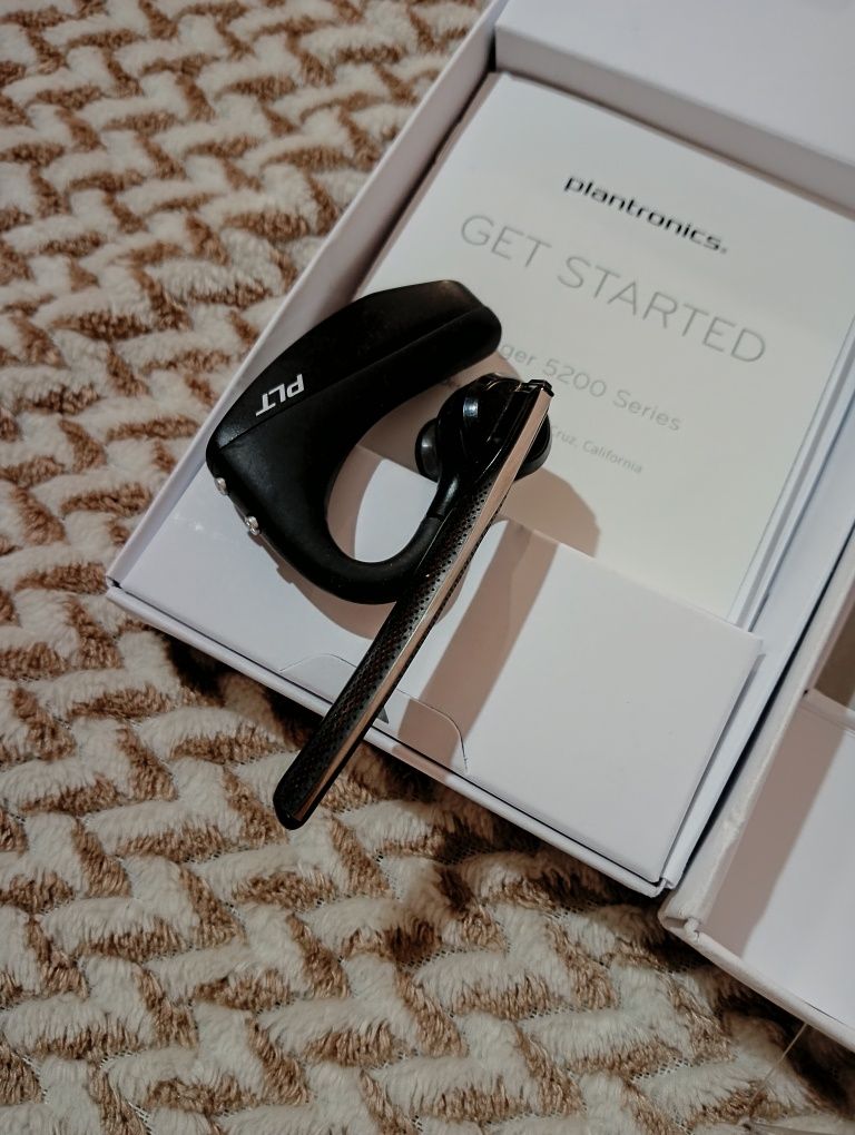 Блютуз гарнитура Plantronics Voyager 5200.