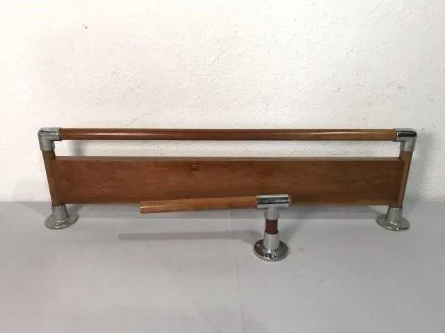 Itens de WC . Prateleira e toalheiro