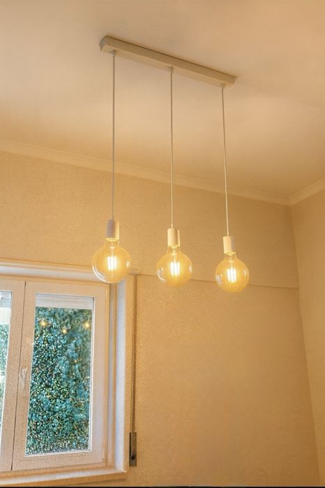 Candeeiro branco suspenso com 3 lampadas