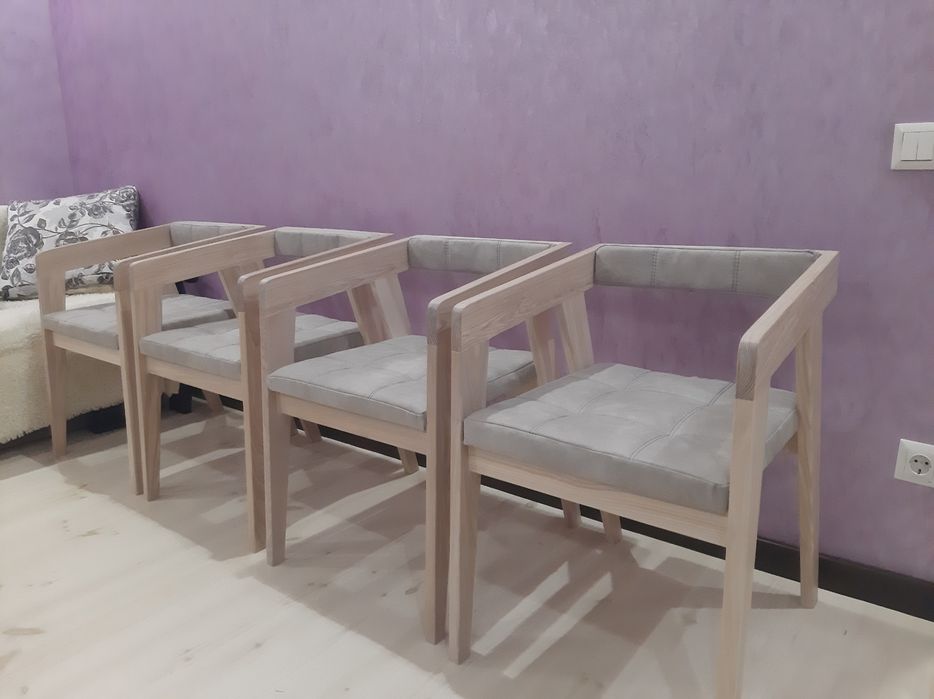 Продається стіл і стільці.