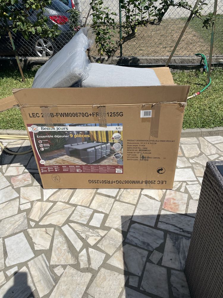 Mesa de jardim e cadeiras