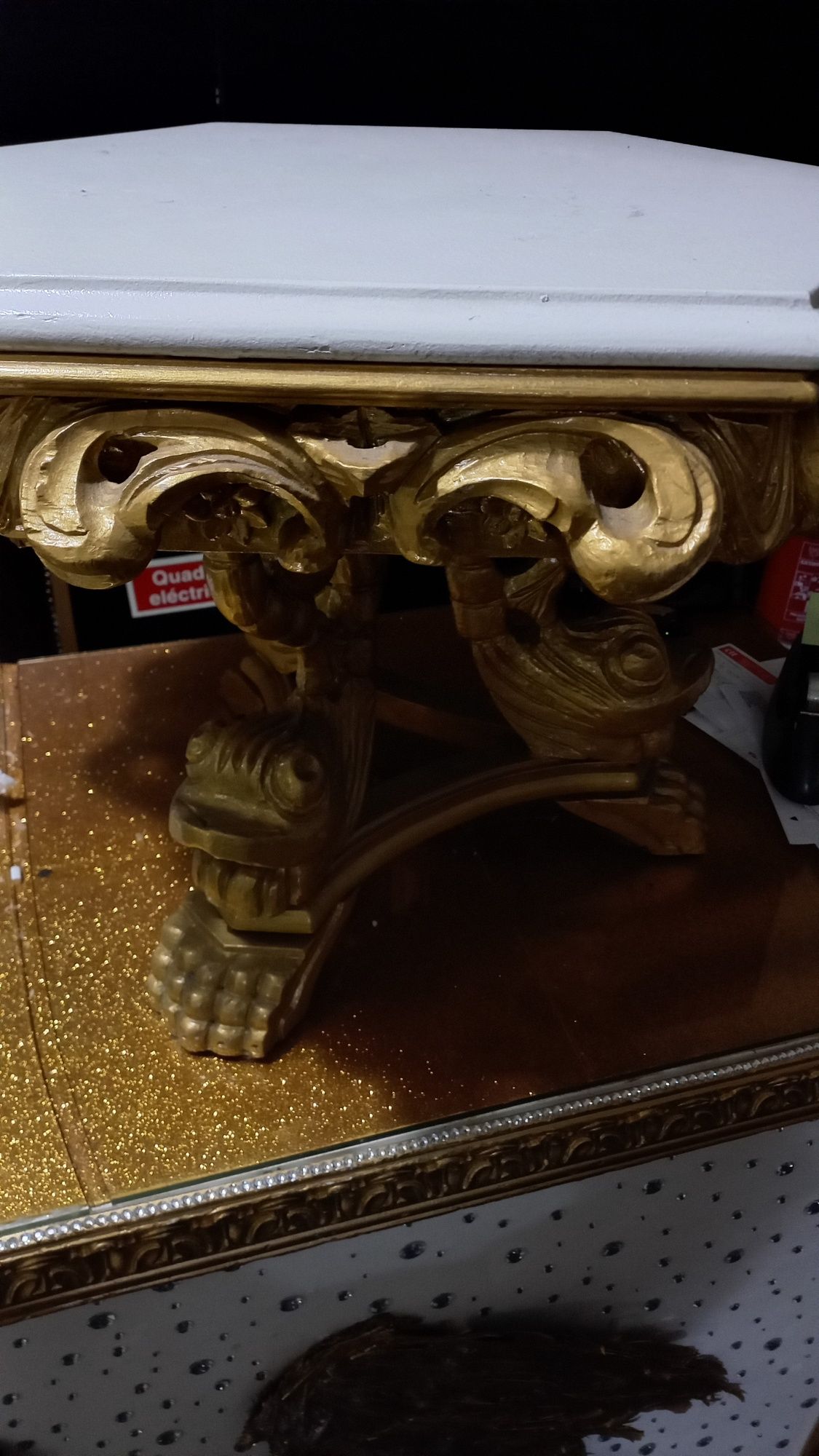 Mesa de apoio decorativa dourada