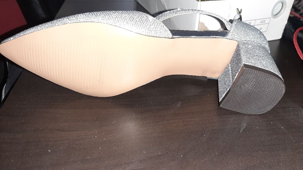 Sapatos novos brilhantes