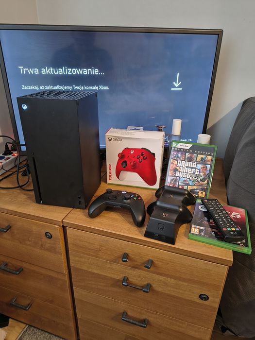 Konsola Xbox Series X dwa pady i 4 gry. Ładowarka do padów.