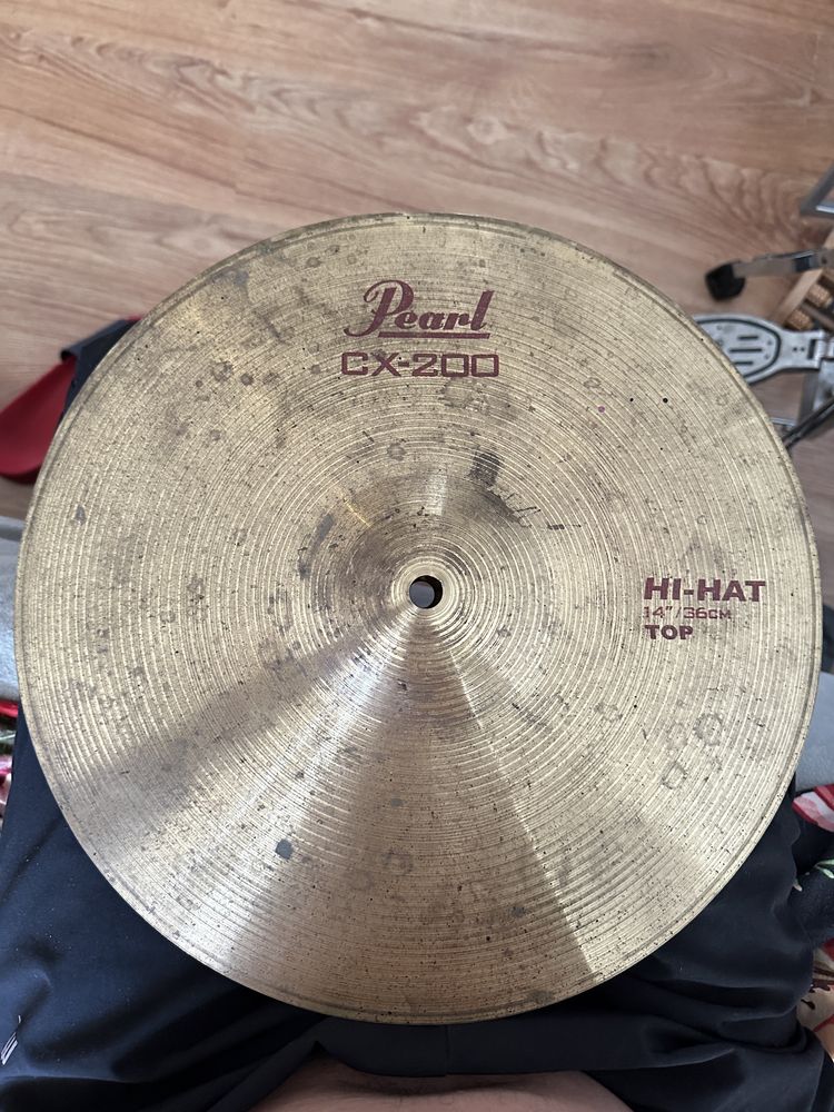 Statyw pod hi-hat Pearl H-790 i taleze do perkusji.