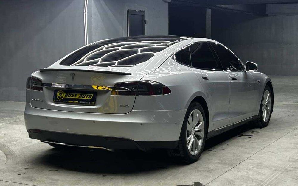Tesla Model S 2015