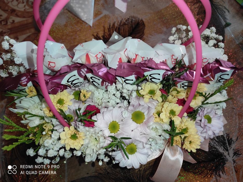 Сладкий букет ( сумочка) из конфет и цветов