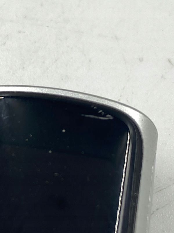 uszkodzony smartband fitbit charge6 biała opaska