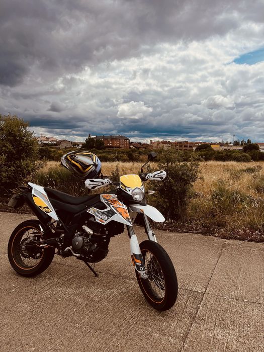 UM DSR 125 supermoto