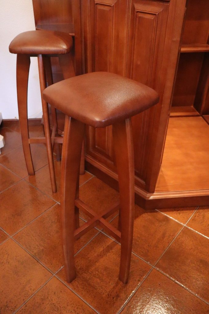 Bar em madeira maciça