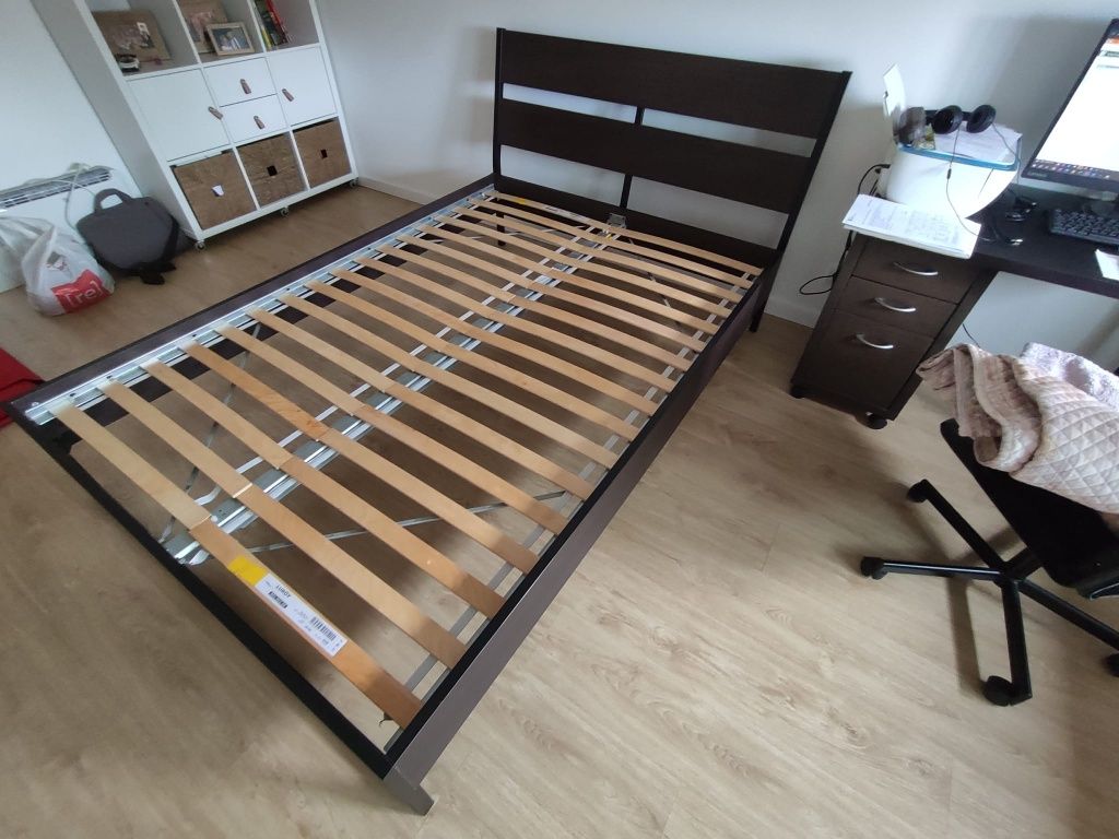 Cama casal Ikea TRYSIL preta estrado incluído