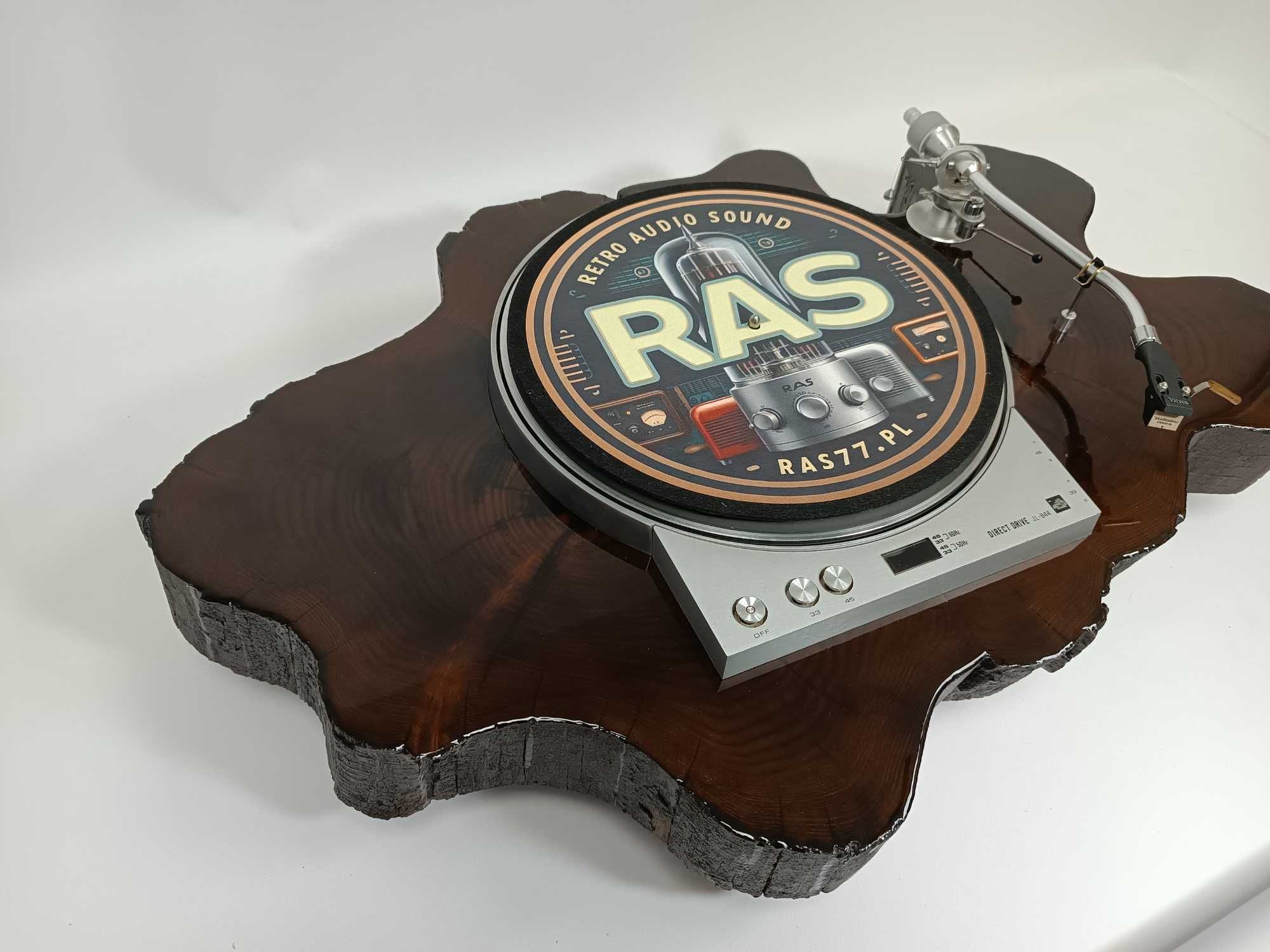 Gramofon Victor JL-B44 w pniu drzewa -Studio ras77.pl