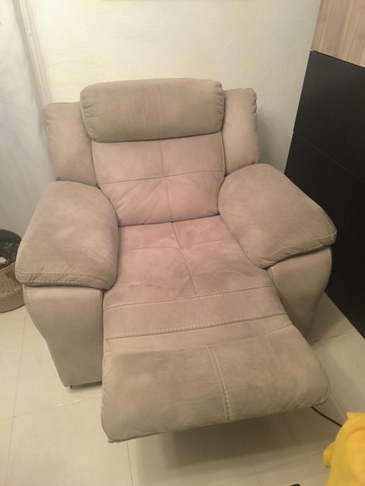 Sofá 3 + 1, bege recostáveis, em ótimo estado
