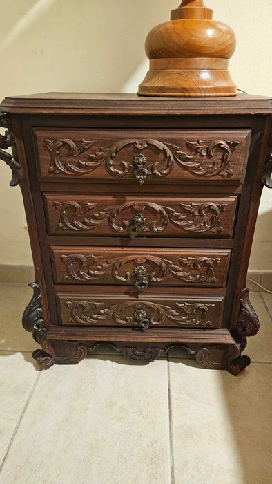 2 Mesas de cabeceira e uma comoda, antigas mas muito boa madeira