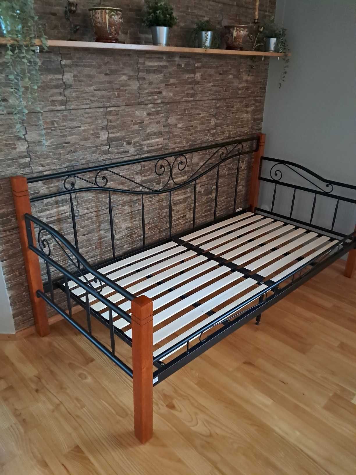 SPRZEDAM  ŁÓŻKO metalowe z elementami drzewa plus Materac