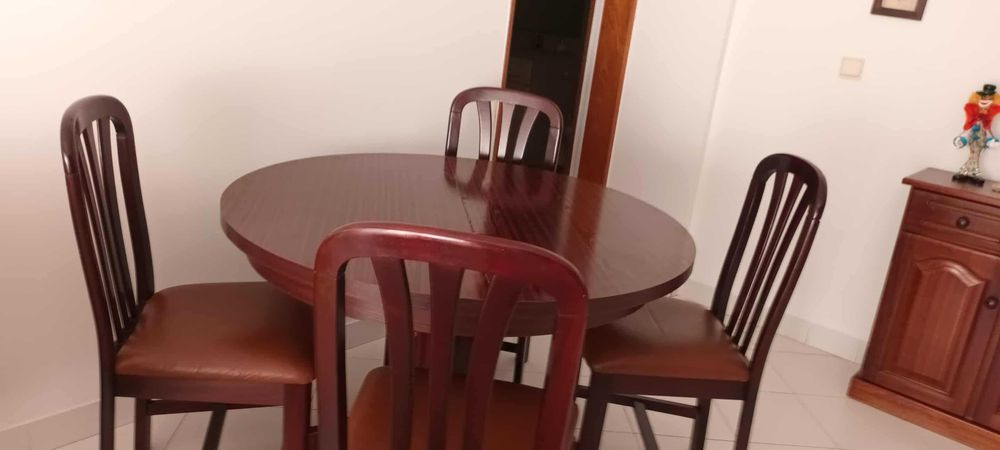 Mesa com 4 cadeiras