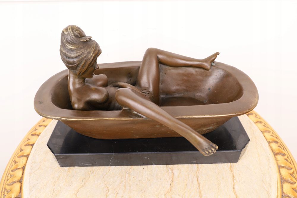 LEŻĄCA KOBIETA W WANNIE akt figura z brązu