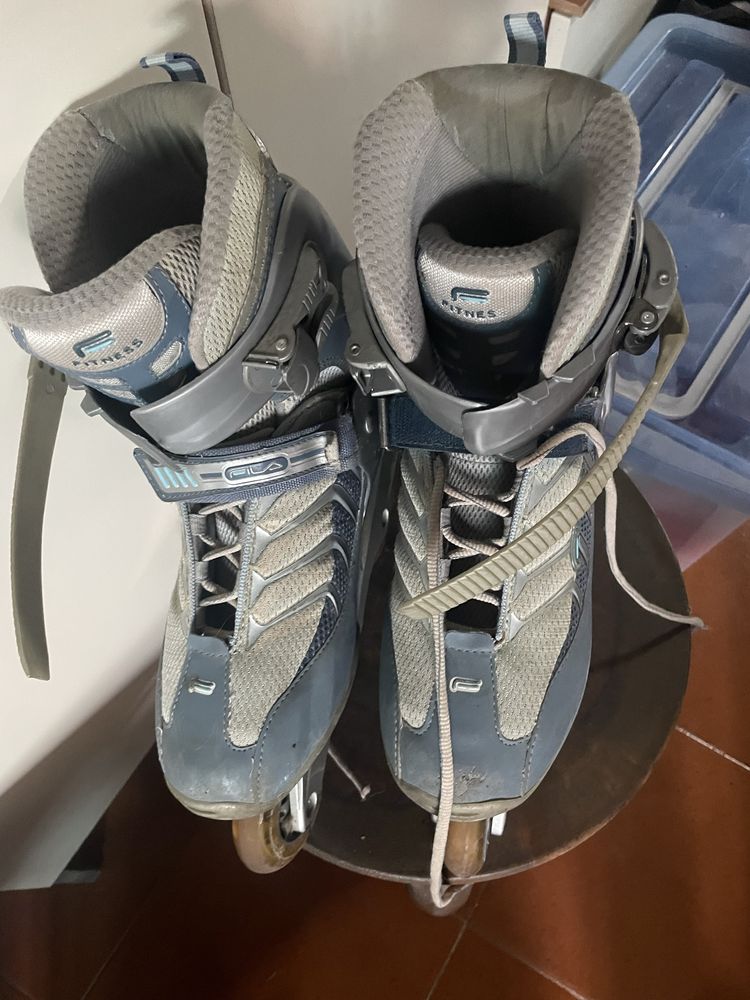 Patins em linha com rodas e com proteção de joelhos, pés e mãos