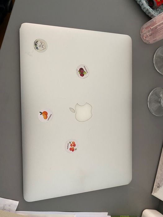 MacBook Air 13” (Mid 2012) — funcional, barato