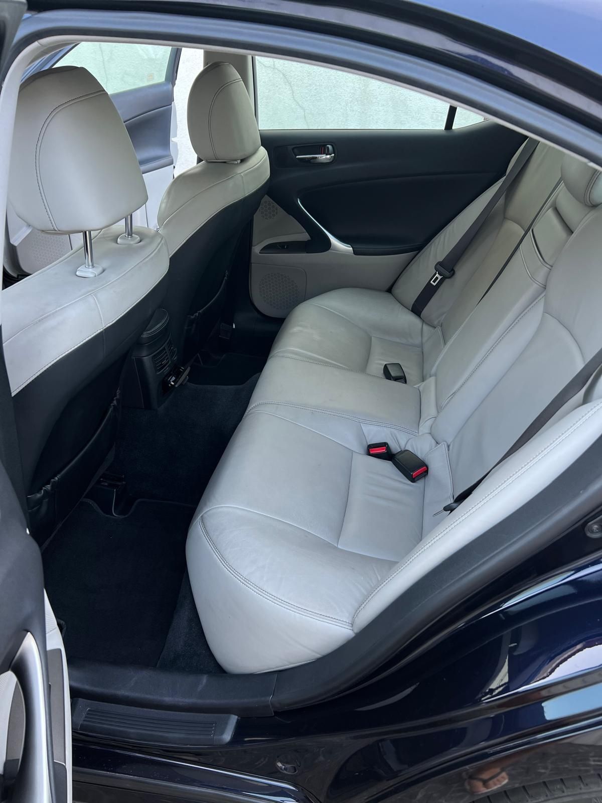 Vendo Lexus IS220d Luxury, de 2009 com 115000km
