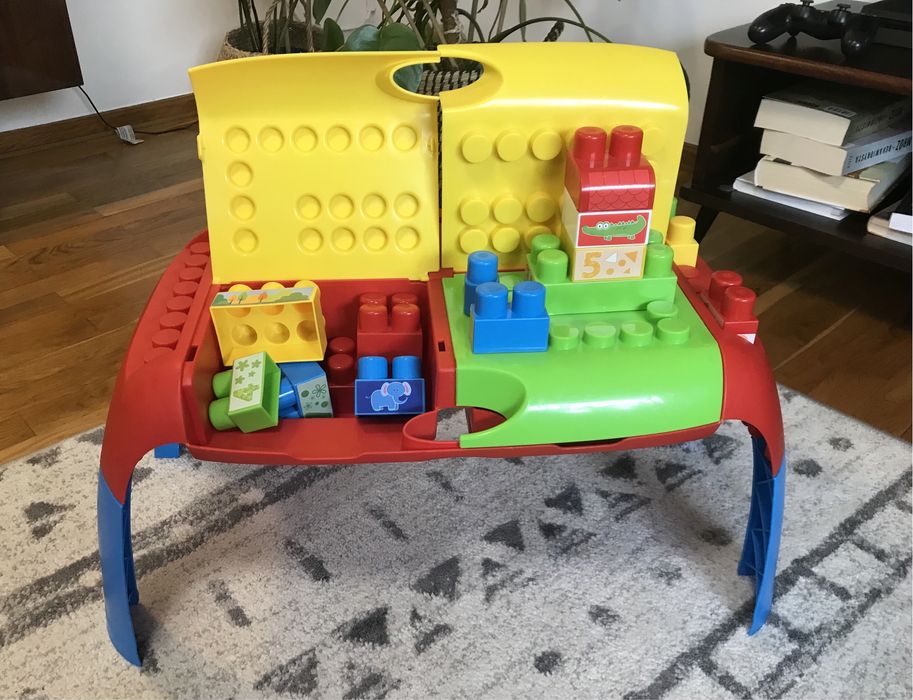Plastikowy stolik z klockami