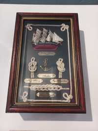 Drewniana szafka dekoracyjna na klucze Marynarz