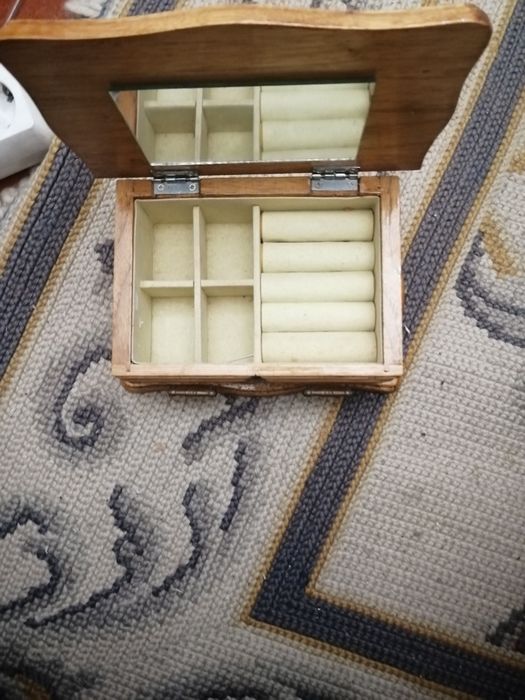 Guarda - jóias, senhora.