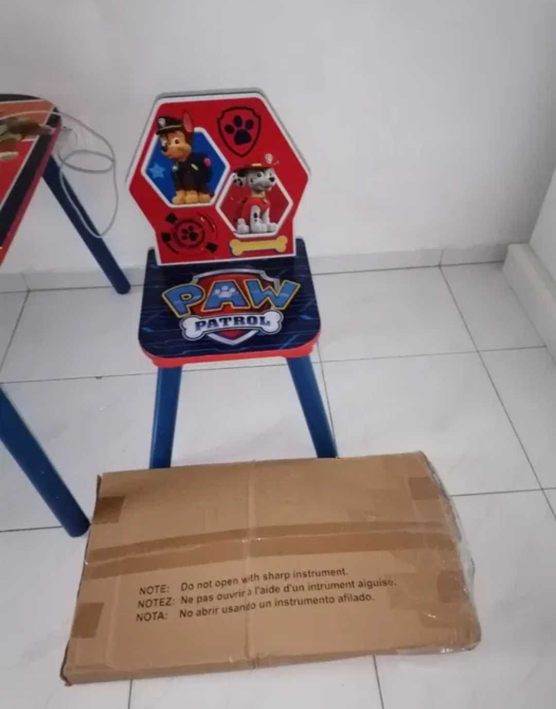 Vendo conjunto mesa e duas cadeiras infantil