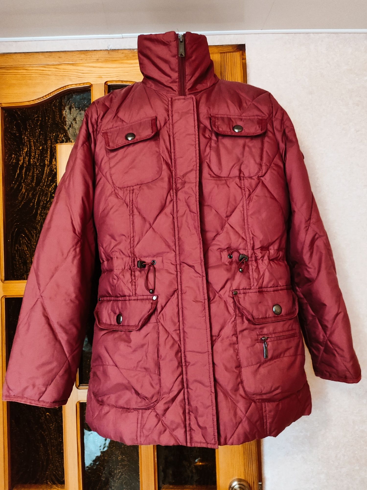 Продам фирменную  женскую куртку размер 44/46