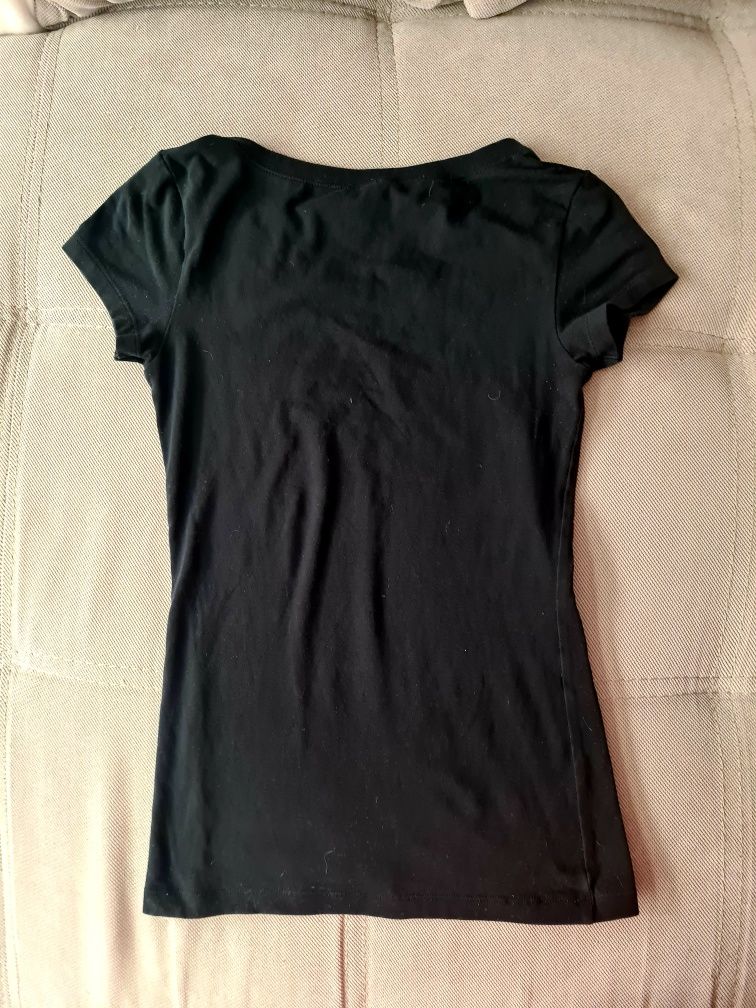 Czarny t-shirt XS z dekoldem w serek. Stan jak nowy