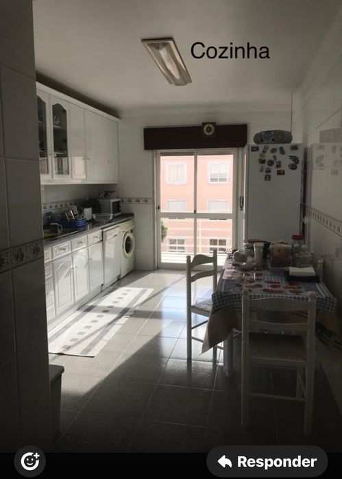 Mesa de cozinha e quatro cadeiras