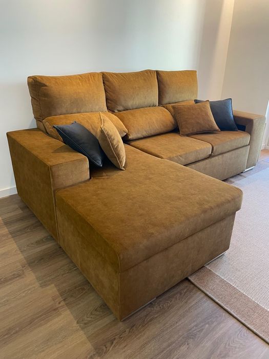 Sofá Chaise Long 2400X1,50 cm com arrumos e sofá cama para 2 pessoas