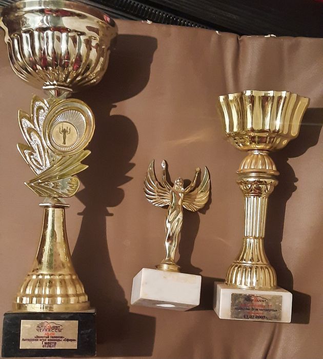 Кубки. Самий більший "золотой теленок". Середній "школа: 5-я чверть