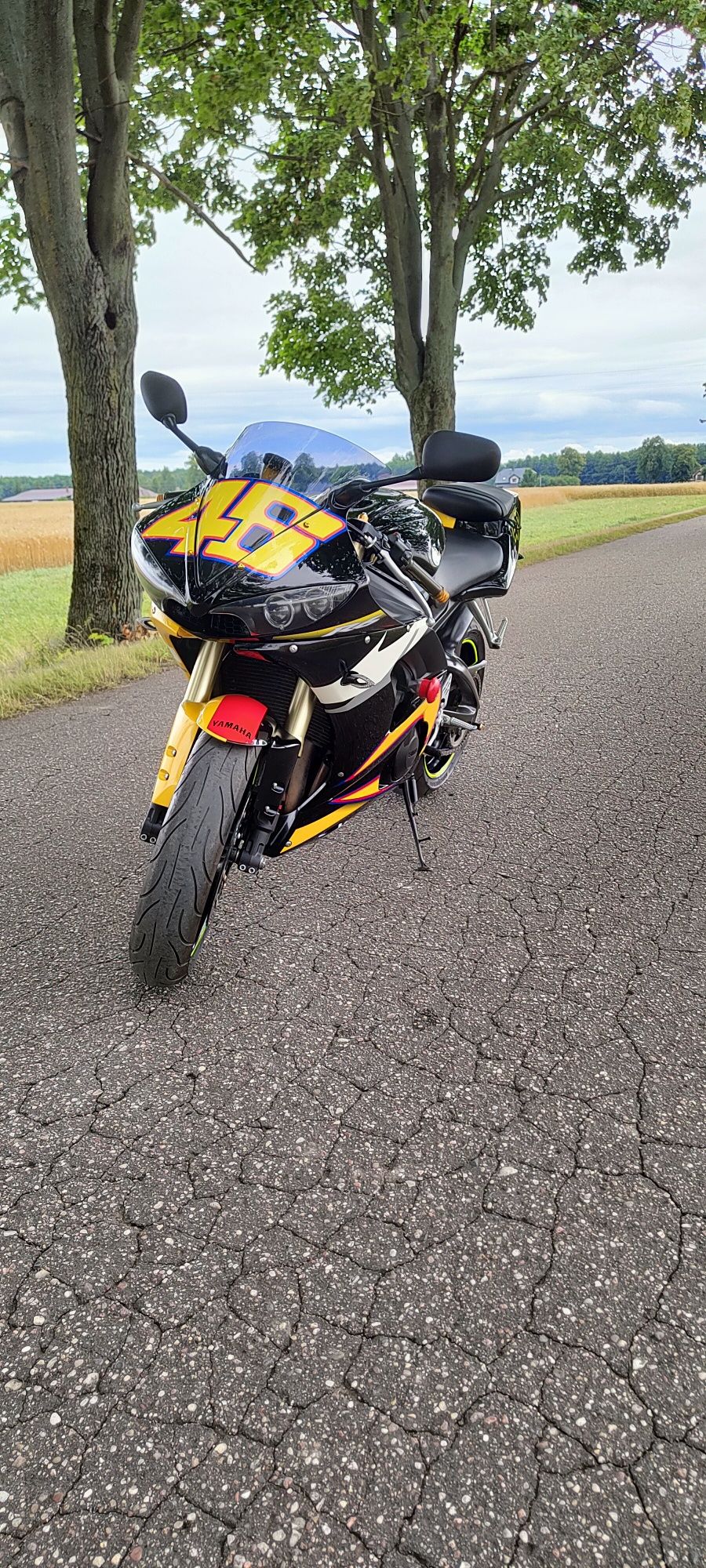 Yamaha yzf R6 vr 46 Valentino Rossi