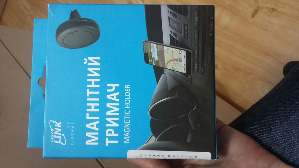 Магнитный держатель для телефона в машину