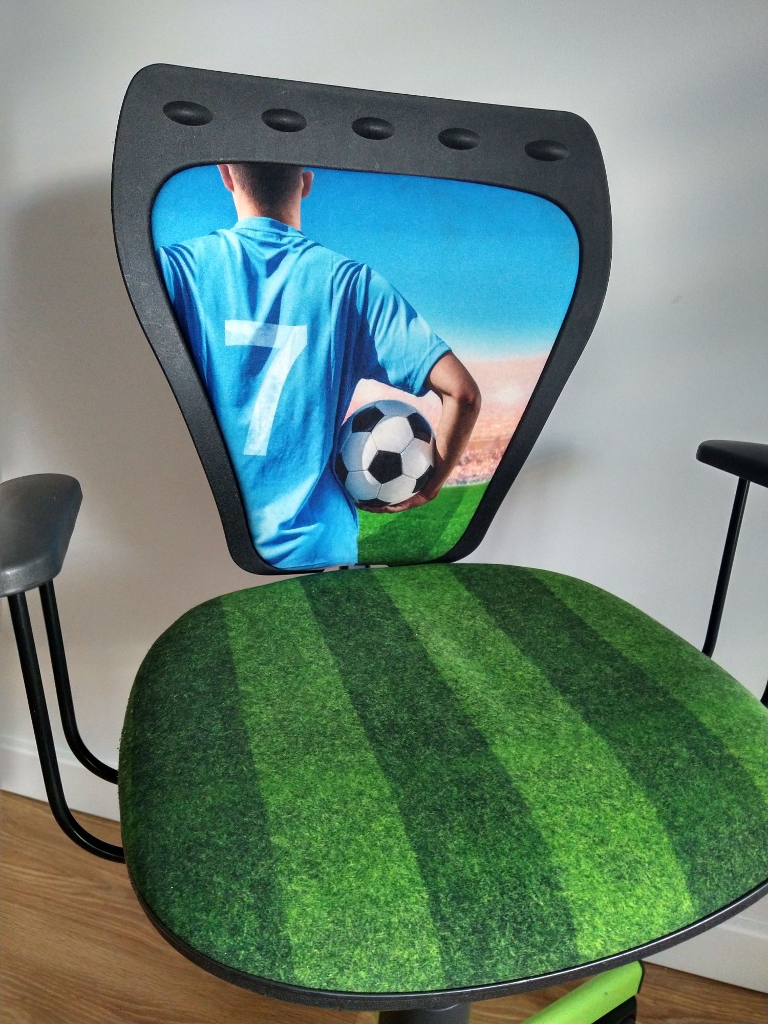 Krzesło obrotowe do biurka dla dziecka, motyw piłka nożna