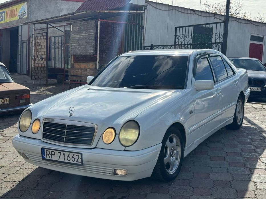 Mercedes-Benz E210. 2.2D