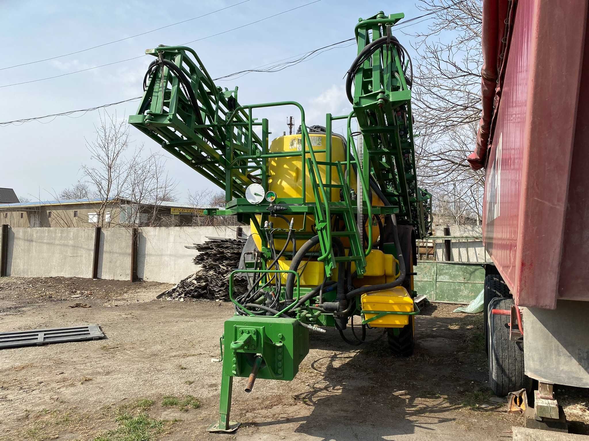 Обприскувач причіпний  JOHN DEERE 840