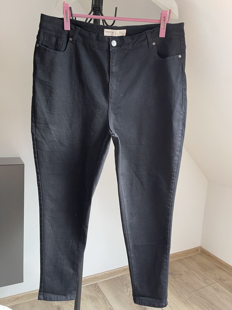 Elastyczne czarne jeansy rurki Simply Be r.54