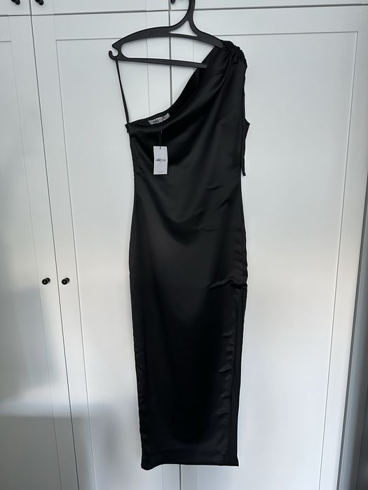 NOWA Czarna sukienka Odd Muse na jedno ramię z rozcięciem elegancka M