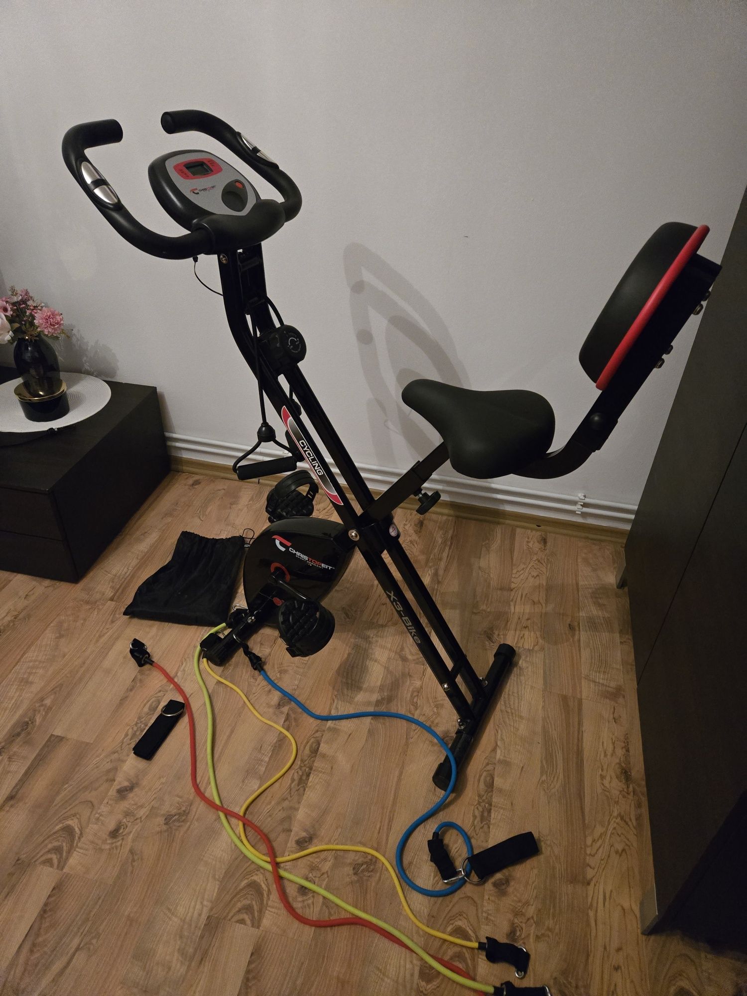 Rower stacjonarny z gumami do ćwiczeń