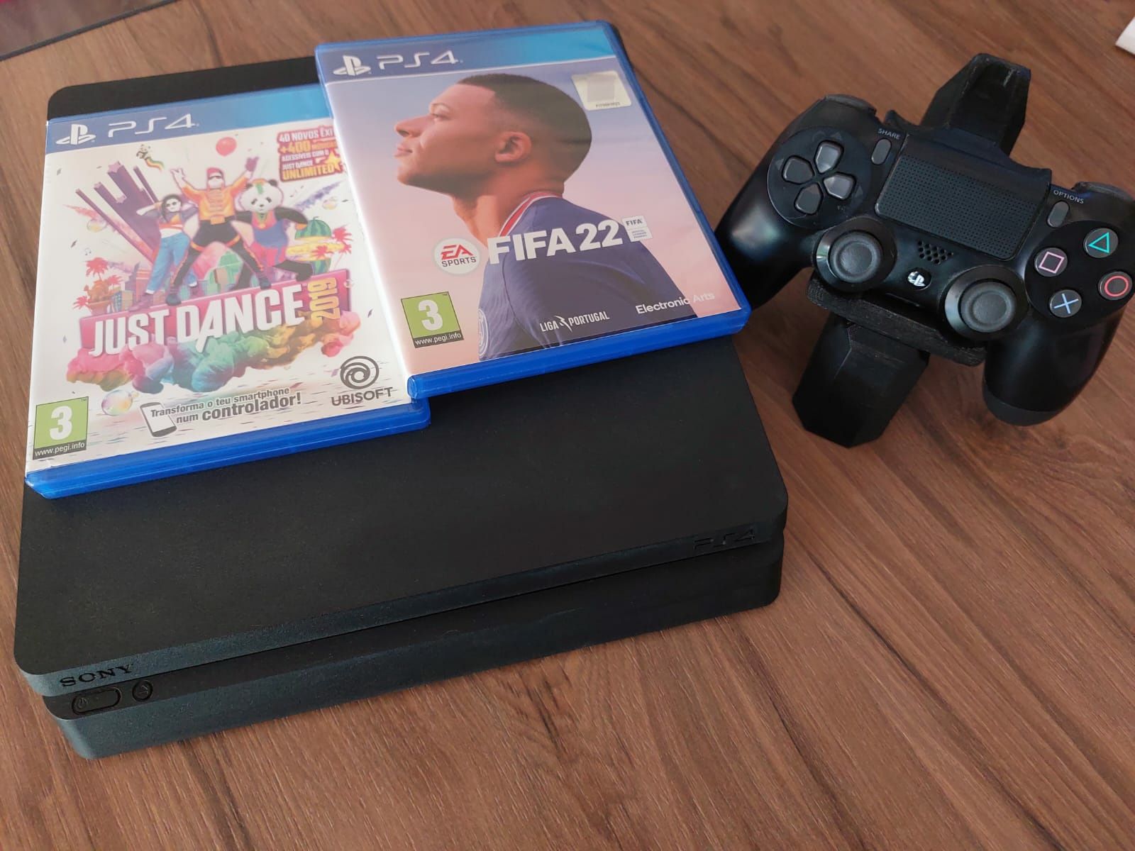 PlayStation 4 + 3 Jogos