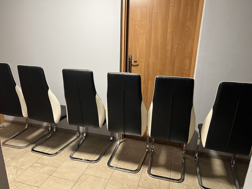 Komplet nowoczesnych krzeseł do jadalni