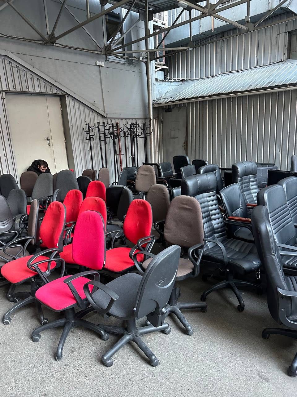 продам офісні мебі 25 комплектів