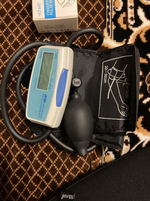 Тонометр полуавтомат.