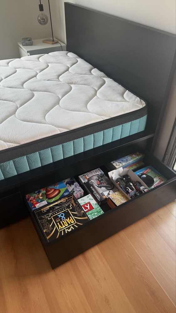Cama com arrumacao e colchao novo