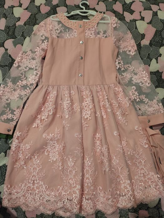 Шикарное платье с кружевами