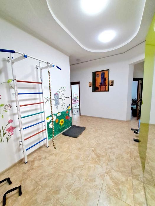 Продам сучасний будинок 350 м2 з меблями та технікою в Підгайцях.