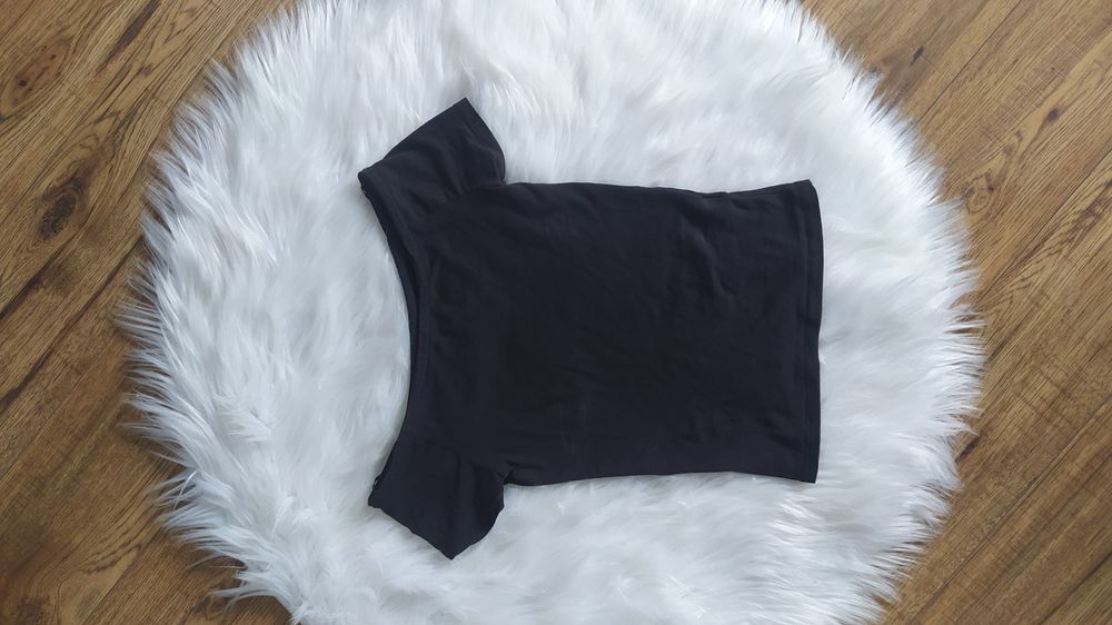 Czarny obcisły t-shirt